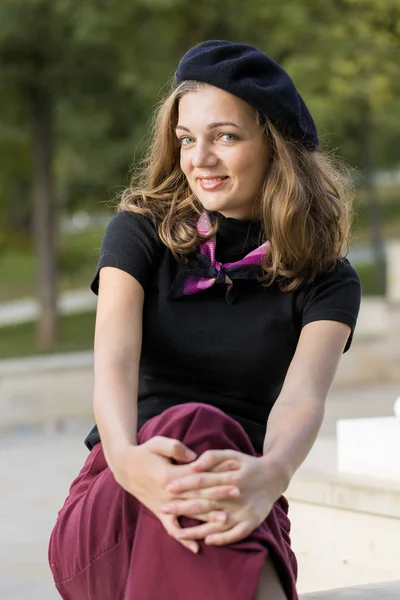 Ragazza Berretto Gonna Nel Parco Ritratto Ragazza Carina Stile Francese — Foto Stock