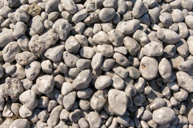Taşların, çakıl taşlarının, taşların, taşların, çakıl taşlarının, denizin, dokunun, soyut,