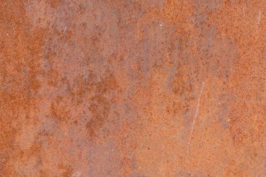 Çizik ve çatlaklarla paslı metal doku.