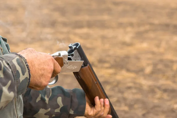 Caçador Com Chapéu Uma Arma Busca Presa Estepe Recarrega Arma — Fotografia de Stock