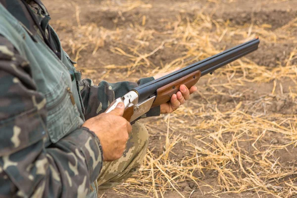 Hunter Con Sombrero Una Pistola Busca Presas Estepa Recarga Arma — Foto de Stock
