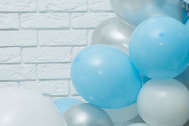 açık arkaplanda beyaz ve mavi balonlar