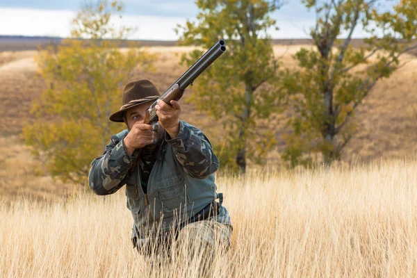 Hunter Hat Gun Search Prey Steppe Aims Prey — Stock Photo, Image