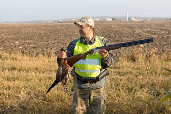 톱니바퀴와 가마니 사냥꾼 반사용 조끼를 비둘기 — 스톡 사진
