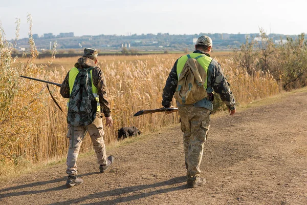 드라타르와 스패니얼 조끼를 비둘기 사냥을 사냥꾼 — 스톡 사진