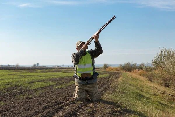 Hunter Met Een Duitse Drathaar Spaniel Duiven Jacht Met Honden — Stockfoto