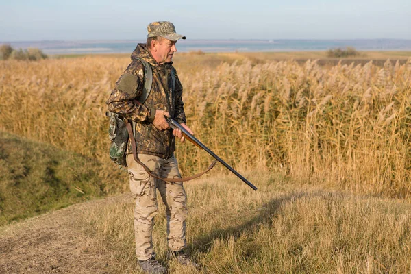 Chasseur Avec Pistolet Chien Aller Sur Première Neige Dans Steppe — Photo