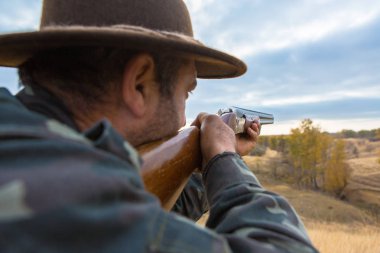 Bir şapka ve bir silah bozkır, avını arayan avcı av için amaçlamaktadır