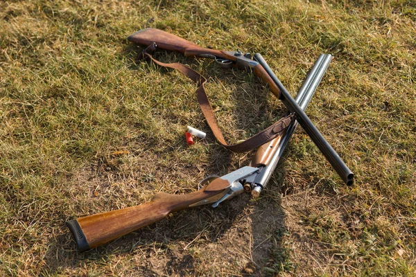 Escopeta Caza Cuchillo Fondo Del Bosque — Foto de Stock