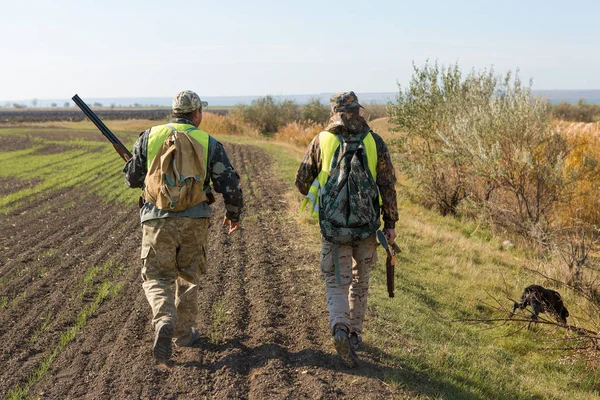 드라타르와 스패니얼 조끼를 비둘기 사냥을 사냥꾼 — 스톡 사진