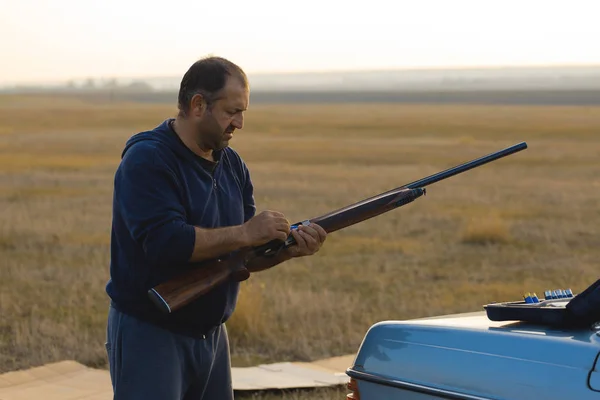 Guy Shoots Cartridges Gun Nature Hunter Shoots Target Sunset — Stock Photo, Image