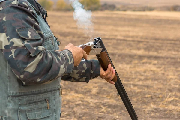 Jäger Mit Hut Und Gewehr Auf Der Suche Nach Beute — Stockfoto