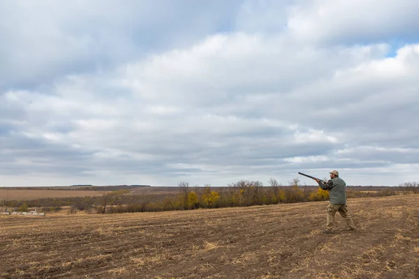 Hunter Kloboukem Pistolí Při Hledání Kořisti Stepi Zaměřuje Kořist — Stock fotografie