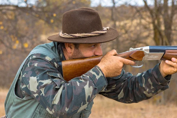 Chasseur Avec Chapeau Une Arme Feu Recherche Proies Dans Steppe — Photo