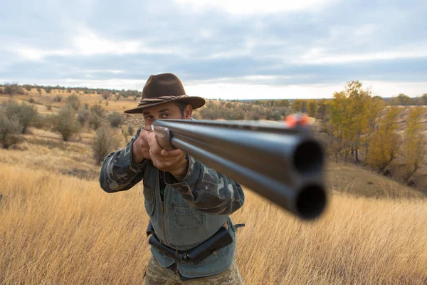 Охотник Шляпе Пистолетом Поисках Добычи Степи Цели Добычи — стоковое фото
