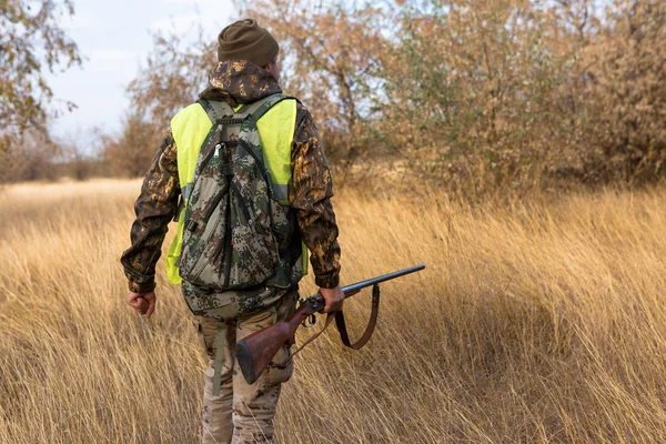 Hunter Med Pistol Och Hund Går Den Första Snön Stäppen — Stockfoto