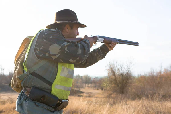 Hunter Met Een Duitse Drathaar Spaniel Duiven Jacht Met Honden — Stockfoto