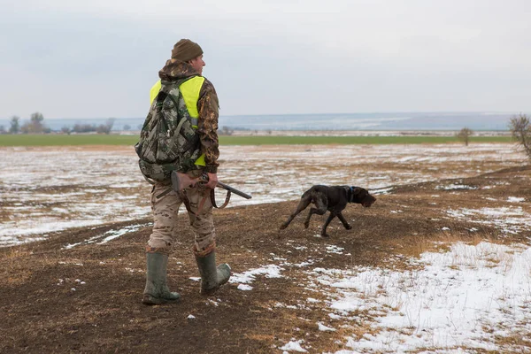 Hunter Med Pistol Och Hund Går Den Första Snön Stäppen — Stockfoto