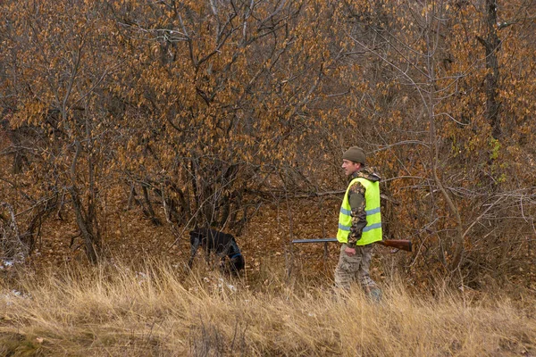 Silahlı Bir Avcı Bir Köpek Bozkırda Ilk Kara Çıkarlar Yansıtıcı — Stok fotoğraf