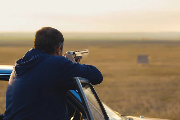 Adam Silahlı Kartuşları Doğada Vuruyor Avcı Hedefe Günbatımında Vuruyor — Stok fotoğraf