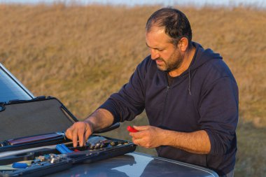 Bir Alman drathaar ve İspanyol, güvercin ile yansıtıcı yelek köpeklerde avcılık avcı