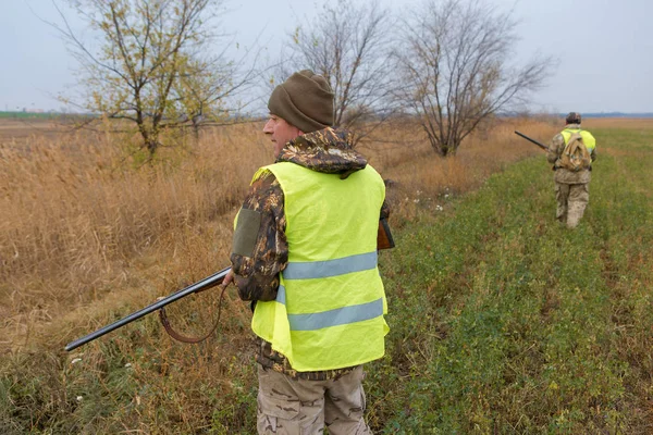 Jägare Hatt Med Pistol Kamouflage Och Reflexväst Stäppen Med Hund — Stockfoto