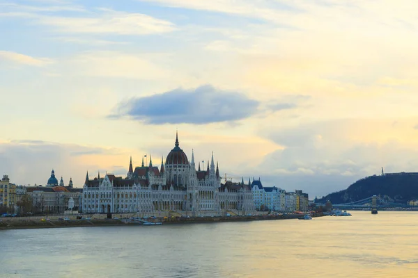 Utsikt Över Det Ungerska Parlamentet Och Floden Danube Budapest Ungern — Stockfoto