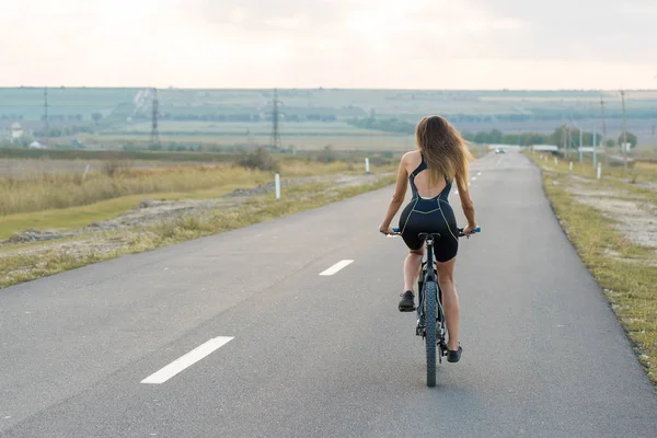 Ein Mädchen Auf Einem Mountainbike Auf Einer Asphaltierten Straße Schönes — Stockfoto