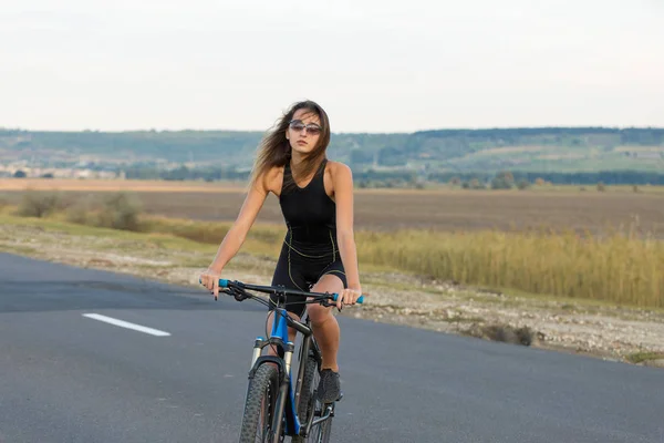 Una Chica Montando Una Bicicleta Montaña Una Carretera Asfalto Hermoso — Foto de Stock