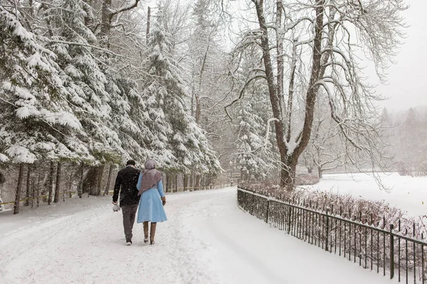 Young Couple Walking Winter Park — Stock Photo, Image