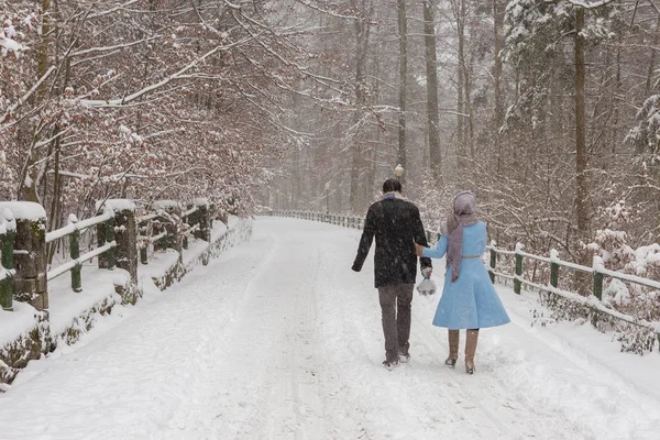 Pareja Joven Caminando Parque Invierno — Foto de Stock