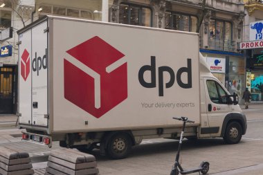 Sokakta kırmızı tabelası olan bir kamyonet.