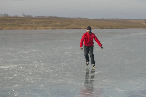 Hombre Patinaje Sobre Hielo Lago Congelado — Foto de Stock