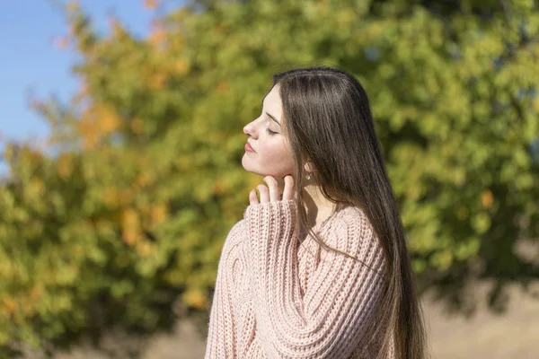 Portret Dość Młoda Kobieta Stojący Stylowy Sweter Dzianiny Złotą Jesień — Zdjęcie stockowe