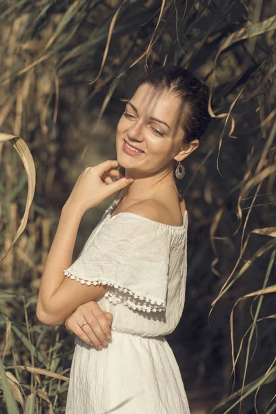 Sexy Retrato Sensual Uma Menina Modelo Vestido Branco Fundo Juncos — Fotografia de Stock