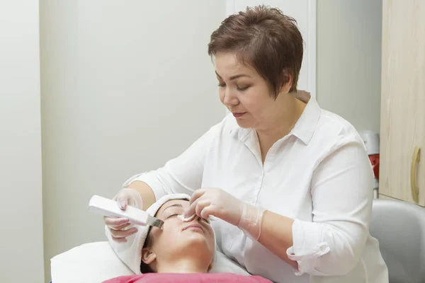 Ansiktsvård Skönhetsolja Mask Ansiktet Med Hjälp Borste Spa Salong — Stockfoto