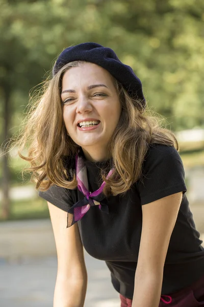 Het Meisje Baret Rok Het Park Leuk Meisje Portret Franse — Stockfoto