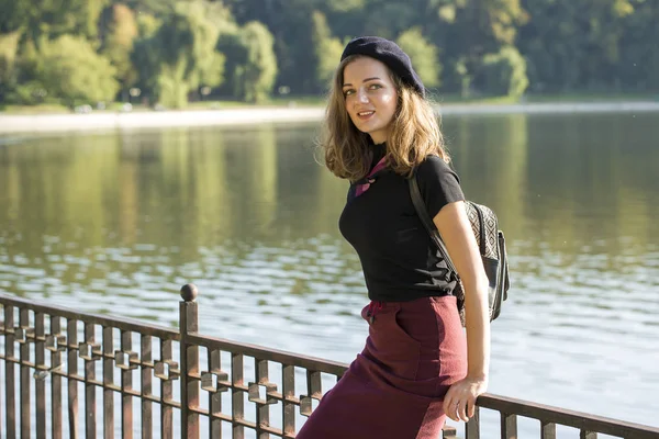 Flickan Basker Och Kjol Parken Söt Flicka Stående Fransk Stil — Stockfoto