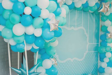 Balonlar ve dekorasyonlarla şenlikli bir arkaplan