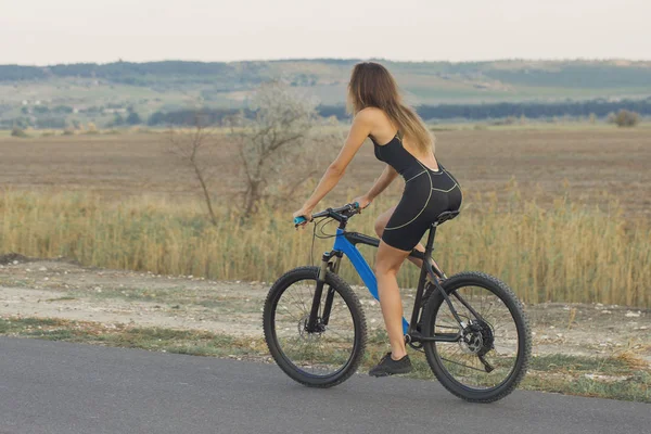 Menina Uma Bicicleta Montanha Offroad Belo Retrato Ciclista Pôr Sol — Fotografia de Stock