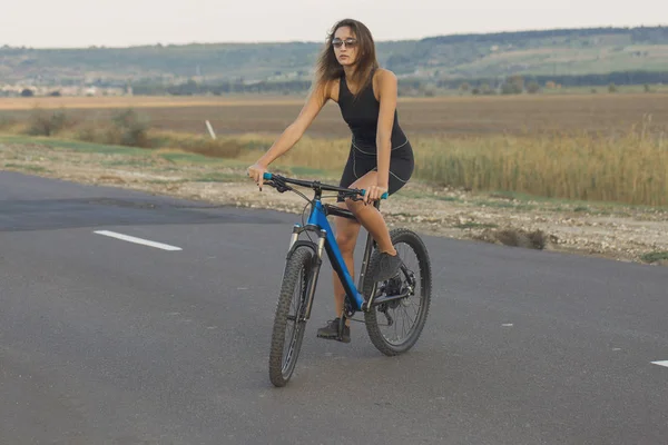 Menina Uma Bicicleta Montanha Offroad Belo Retrato Ciclista Pôr Sol — Fotografia de Stock