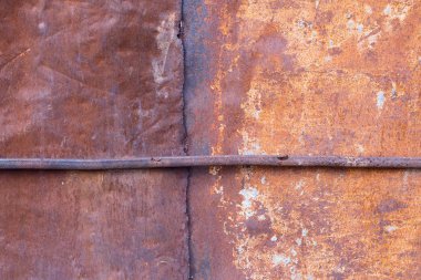 Çizik ve çatlaklarla paslı metal doku.