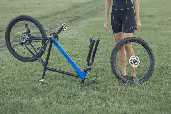 Mädchen Auf Einem Mountainbike Gelände Schönes Porträt Eines Radfahrers Bei — Stockfoto