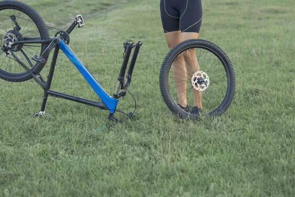 Flicka Mountainbike Offroad Vackra Porträtt Cyklist Solnedgången Fitness Tjej Rider — Stockfoto