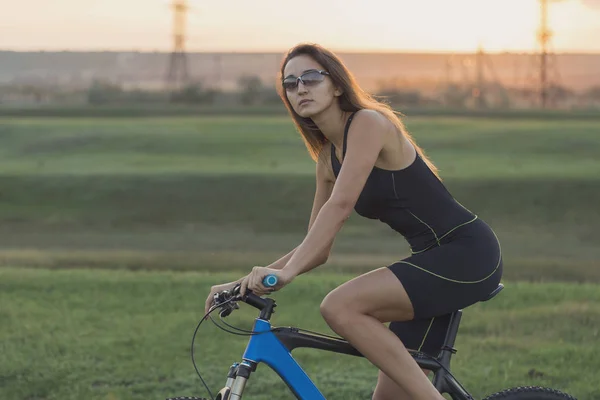 Kız Bir Dağ Bisikleti Offroad Güzel Günbatımı Adlı Bir Bisikletçi — Stok fotoğraf