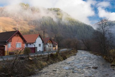 Kırsal alan Romanya, dağlarda sabah bulutlu hava