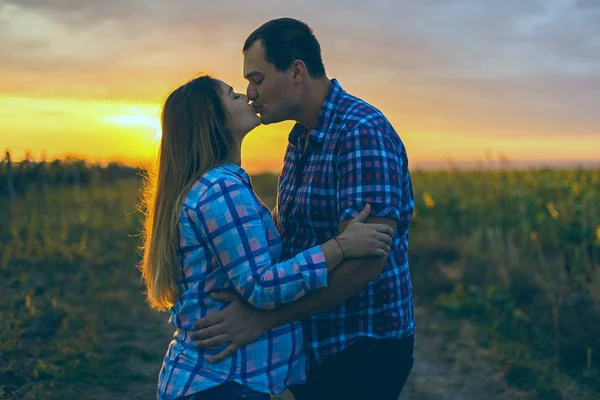 Young Couple Love Hugging Each Other Sunset — Stockfoto