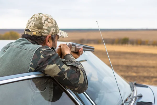 Şapkalı Bir Avcı Kamuflaj Silah Bozkır Köpek Ile Bir Yansıtıcı — Stok fotoğraf