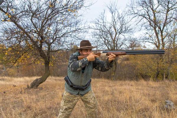 Cazador Sombrero Con Una Pistola Camuflaje Chaleco Reflectante Estepa Con — Foto de Stock