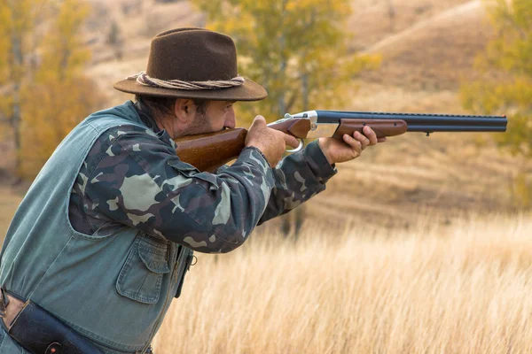 Caçador Chapéu Com Uma Arma Camuflagem Colete Reflexivo Estepe Com — Fotografia de Stock